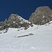 ...im Lot des Gipfels in der steilen Südwand; hier hoch zum Beginn der Rinne!
