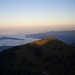 Tiefblick auf Chüemettler und das noch schattige Nebelmeer über dem Mittelland