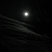 Splendida luna che riflette sui ripidi pendii innevati