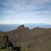 Der Roque de Masca jenseits der Masca-Schlucht und die Insel La Palma