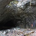Eingang zur Brügglihöhle (365m). Die prähistorisch bewohnte Höhle liegt unscheinbar und wegen dichtem Unterholz versteckt direkt oberhalb vom Tunneleingang des Eggfluetunnels.