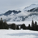 Nebelschwaden über dem Schwarzsee. Im Hintergrund die Kaiseregg.