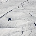 <b>La neve presenta una crosta con numerose pieghe che sembrano dei drappeggi</b>.