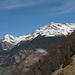 A sinistra la [http://www.hikr.org/tour/post5629.html Cima del Simano], sulla destra la Cima di Piancabella, al centro della foto in basso le cascine di Dagro in Val Malvaglia. 