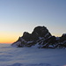 Der Gross Sättelistock erhebt sich als gewaltige Felsinsel aus dem Nebelmeer