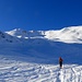 [u Lena] auf der Alp Säss im Aufstieg zum Hasenflüeli. Weiter oben (links der Bildmitte) sind zwei Tourengänger erkennbar.