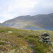 Hinter dem Regenbogen geht es links hinunter zum Fjord