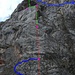 Übersicht Abseilpiste: oben blau das Friesenband, <br />in rot die normalen Abseilabschnitte, <br />grün die überhängenden, <br />unten in blau die Abstiegsvariante in der letzten SL, <br />in Rosa die Kettenstandplätze, <br />links unter der Nase Stand mit 2BH (dieser wird aber noch schwerer erreicht als der rechte!