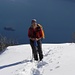 Silvia si staglia nel blu del lago e nel bianco della neve.