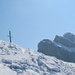 Gipfelkreuz Rütistein mit dem impossanten Druesberg im Hintergrund