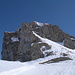 Gipfelbastion des Petit Mont Bonvin. Man geht das Schneecouloir hinauf und klettert oben über die Felsen (I - II)