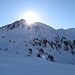 Über den Tristkopf (2361 m) spitzt die Sonne, rechts der Baumgartgeier (2392 m).