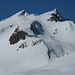 zoommata sul
l'Elgenhorn: la punta a destra è la cima,nel frattempo un folto gruppo di sci alpinisti sta scendendo.  Quella che si vede è l'ultima rampa finale!