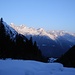 Blick von Sellenen zur Alp Felmis, darüber die Gipfel der Ketten von Krönten, Schlossberg und Brunnistock bereits in der Morgensonne