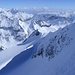 In der griffigen NE-Flanke des N-Gipfels, unten ein Snowboarder und zwei Skifahrer bei der Einfahrt auf den Staldenfirn