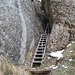 interessanter Weg über Treppen zwischen den Felsen hindurch