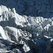 Während der hintere Bereich des Gletschers schon im Schatten liegt, strahlen die Eisschollen im davorliegenden Gletscherbruch noch hell im Sonnenlicht.