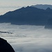 Ausblick vom Fuß der Schwarzegg ins nebelbedeckte Grindelwalder Tal.