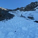 Beim Blick in die andere Richtung gilt es zunächst das leicht chaotische Schneerutschen-Gelände zu überwinden. Die Brocken waren jedoch erstaunlich gut zu begehen, da gut durchgefroren.