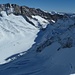 Auf dem Südostgrat zum Kleinen Schreckhorn rückt nun auch der Obere Grindelwaldgletscher ins Blickfeld.<br />Im Bild dominiert der dunkle Bärglistock.