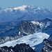 Zoom zur Adula und Bernina. Im Vordergrund der östliche Teil des Grienbärgligletschers. Darüber links das Hiendertelltihorn und im rechten Bildteil der doppelgipfelige Hienderstock.