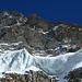 Blick vom unteren Nässigletscher rauf zum Eis des oberen Nässigletschers mit den Felsen der Schwarzegg darüber.