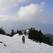 ... steil geht's dann zum Gipfelkreuz des Gnipen;<br />im Hintergrund der Kamm ab Ochsenboden - bereits wolkenverhangen Rigi Kulm