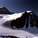 Das heutige Tagesziel über dem Karlesferner im Morgenlicht: der Linke Fernerkogel mit seinem größeren Nachbarn der Inneren Schwarzen Schneide. Die Aufstiegsspur ist klar zu erkennen.