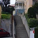 Die letzte Treppe vom Chemin des Salines leitet zur Chemin des Révoires, dem Landeshöhepunkt von Monaco. Dieser befindet sich direkt oberhalb der Treppe beim Haus Nummer 24 mit dem schönen runden Balkon.