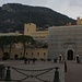 Place de Palais und der Palais Princier de Monaco. Die Burgalage wurde 1191 gebaut und danach im 15. Jahrhundert sowie 1520 und 1632 erweitert. <br /><br />Darüber befidet sich der Gipfel La Tête de Chien (550m).