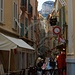 In den Gassen der Altstdt von Monaco. Hier hat es zahlreiche Souvenirläden und verschiedene Restaurants.