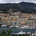 Port de Monaco und Monte Carlo. Der Berggipfel ist der Mont Agel, sein Gipfel ist eine Sperrzone vom französischen Militär.