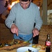 Die Bouillabaisse, eine lokale Fischspezialität der Provence, wird direkt am Tisch angerichtet.