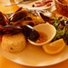 Grillierte Dorade und Schwertfisch (versteckt), Muscheln und Crevetten an Knoblauch-Olivenölsauce mit Reis und Salat - an der Côte d'Azur lässt man es sich gut gehen! ;-)