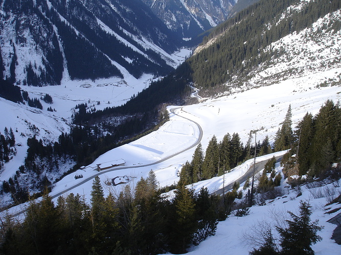 hat man einen Schlüssel für die Schranke, kann man hier... [hikr.org]