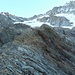 Nach der ersten Fesstufe lehnt sich der Grat der Grossenegg wieder zurück und es geht über leichtes Felsgelände bis zur nächsten Steilstufe.