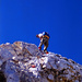Eine letzte Überraschung hält der Abstieg von der östlichen Karwendelspitze bereit ... ein lose baumelndes Stahlseil leitet den Abstieg vom Gipfel ein.