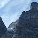 Die mächtigen Ostabstürze des riesigen Eigermassivs. Das Ostegg -rechts- präsentiert sich dem Betrachter auf dem Hüttenweg als ziemlich eindrucksvoller Berg und ist doch "nur" der östliche Ausläufer des Eigers. 