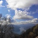 Kurz vor dem Gipfel. Rest- und Quellwolken vermischen sich über dem Luganosee.