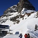 Der Tourenstart beginnt mit einer Abfahrt auf der Skipiste über 350 Höhenmeter von der Bergstation Hockenhorngrat auf 3086m.