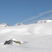 Effetti ottici: affiancati, dalla neve emergono Chüebodenh., Rotondo e Rupe del Gesso