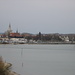 Blick vom Aussichtsturm am Kreuzlinger Ufer auf den Konstanzer Hafen, dahinter das Konzilgebäude und das Münster und rechts am Seerhein das Inselhotel