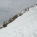Die Steilstufe führt auf den Brisi-Rücken. Skitürler überwinden sie meist unten auf dem Sommerweg, mit Schneeschuhen kann auch oben traversiert werden.