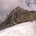 Der Schesaplanasattel (2739m) ist erreicht - nun ist es "nicht" mehr weit zum Gipfel. Der Anstieg erfolgt über breiten Schotterweg über die SW-Flanke des Gipfels.