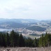Blick hinunter auf Titisee & Hirschbühl ( 945m ). Im Hintergrund die beiden höchsten im Schwarzwald, Seebuck ( 1448m ) und Feldberg ( 1493m )