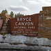 Hinter dieser Einladung zum Bryce Canyon verbergen sich die Hoodoss, die farbigen Felspyramiden an der Abbruchkante des Paunsaugunt-Plateaus 