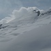 Der steile Gipfelhang, rechts ein altes Schneebrett