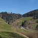 Frühlingshafter Blick vom Picknickplatz auf Hönenschwil, hinten links der Punkt 1077 müM.