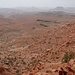 Blick zurück; leicht zeichnet sich der Pfad für den Hinweg ab, dann das reche lange Plateau entlang bis nach vorne zum Campingplatz, eine "Treppenstufe" weiter hinunter und dann im Bachbeet retour 