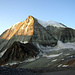 Mont Blan de Cheilon, rechts der Felspunkt auf Schnee ist der Wintergipfel